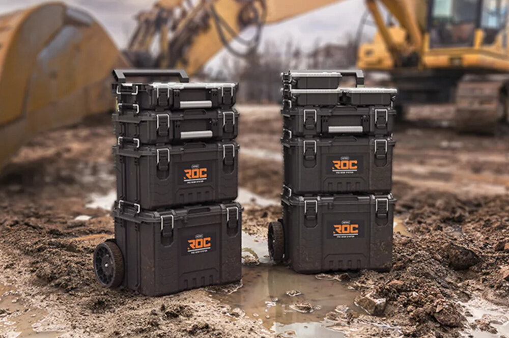 Skrzynka narzędziowa KETER Roc Pro Gear 17211898 plac budowy błoto koparka skrzynka umieszczona na wieku skrzynki narzędziowej obok inne skrzynki organizacja pracy przechowywanie transport porządek