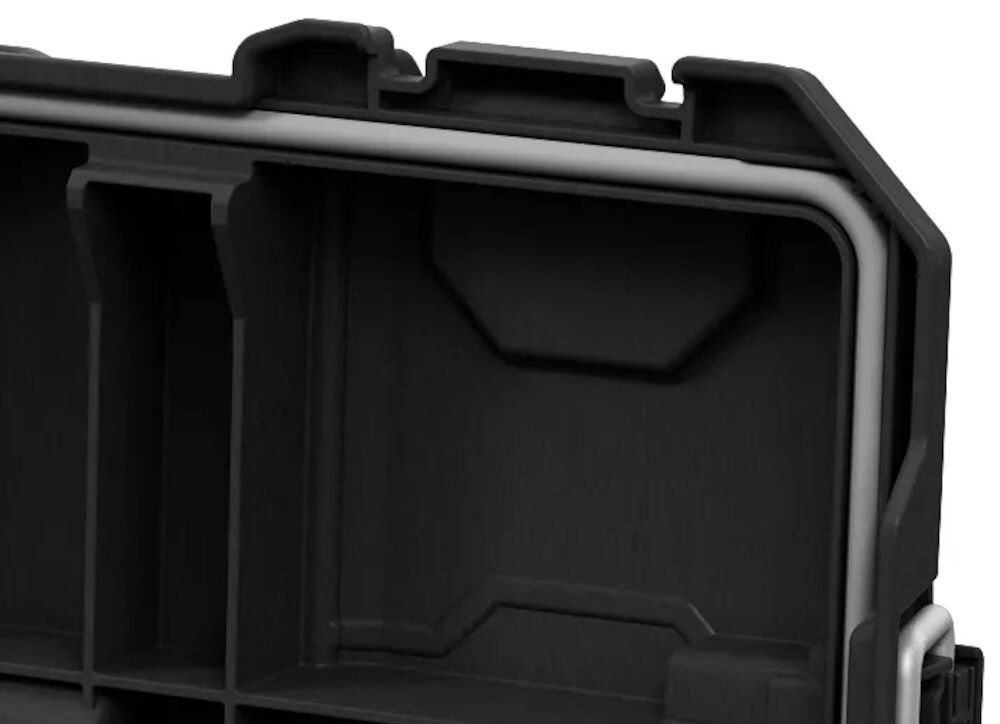 Skrzynka narzędziowa KETER Roc Pro Gear 17211898 białe tło zbliżenie na pokrywę i uszczelkę pokrywa z wytrzymałego tworzywa sztucznego ochrona przed uszkodzeniami mechanicznymi specjalna uszczelka stopień ochrony IP65 zabezpiecza przed pyłem i wodą