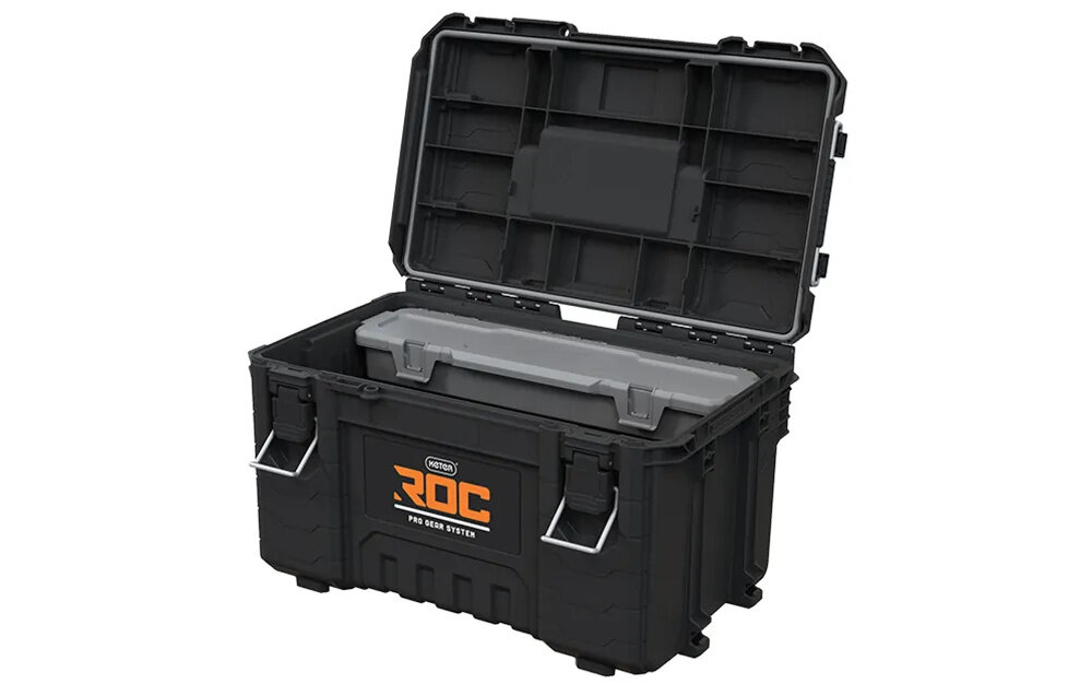 Skrzynka narzędziowa KETER Roc Pro Gear 17211898 otwarta skrzynka z pojemnikiem na białym tle jeden pojemnik z dwiema przegrodami usprawnia pracę logiczna segregacja ochrona przed przemieszczaniem się zawartości