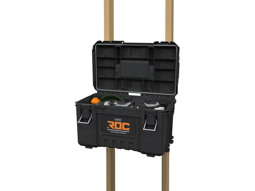 Skrzynka narzędziowa KETER Roc Pro Gear 17211898 otwarta skrzynka na białym tle widoczna od przodu pod skosem widoczne prowadnice do zawieszenia na ścianie uchwyt Pro Mount XS zawieszenie skrzynki na ścianie ergonomia pracy szybki dostęp