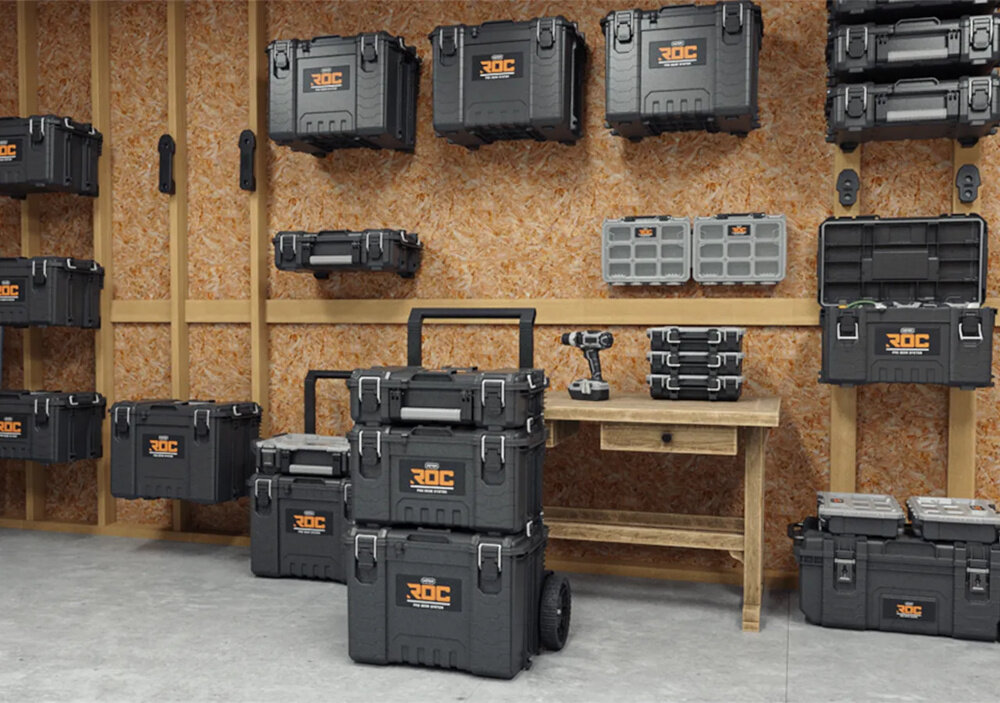 Skrzynka narzędziowa KETER Roc Pro Gear 17211898 pomieszczenie skrzynka ułożona na stosie skrzynek drewniana ściana na ścianie skrzynki i organizery możliwość łączenia ze wszystkimi skrzynkami należącymi do linii Pro Gear 1.0 oraz ROC Pro Gear 2.0 większe systemy przechowywania