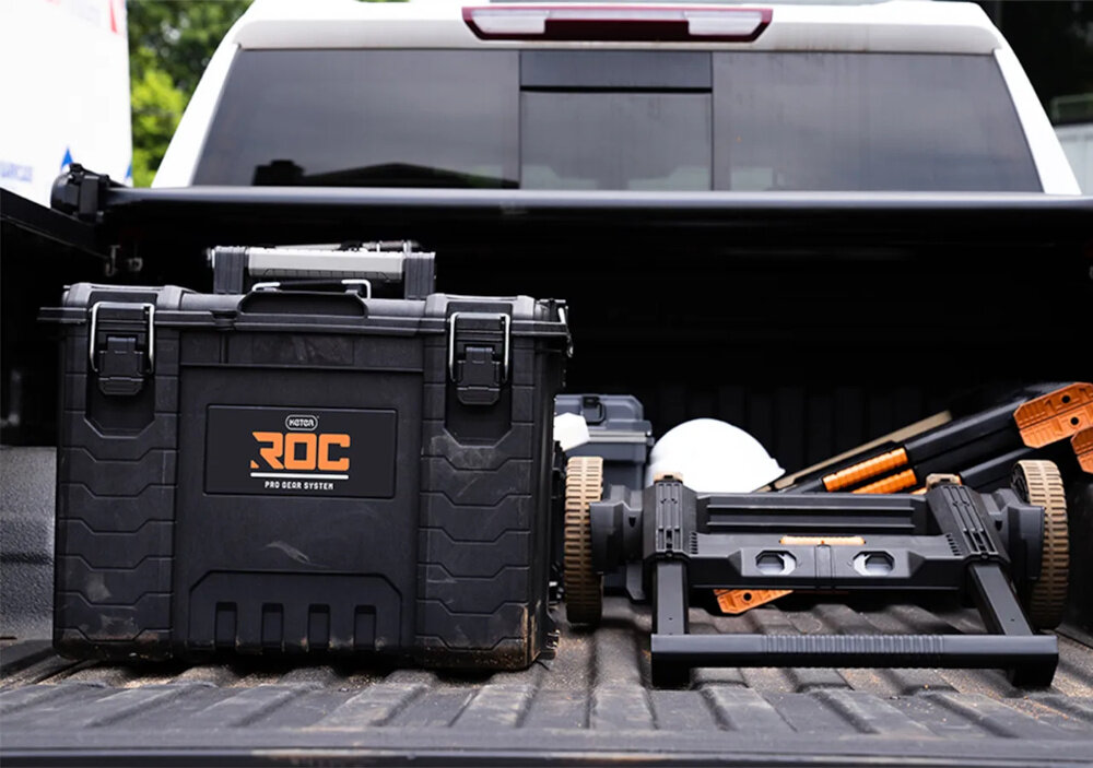 Skrzynka narzędziowa KETER Roc Pro Gear 17211901 skrzynka ustawiona na pace samochodu widoczna od przodu porządek w domowym warsztacie garażu czy miejscu pracy przemyślana konstrukcja dodatkowy pojemnik efektywność