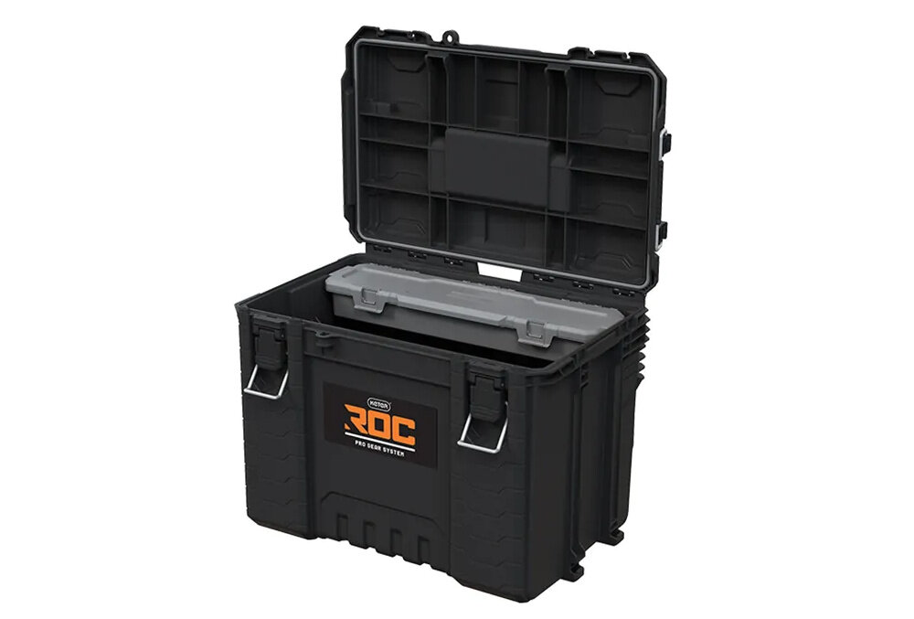 Skrzynka narzędziowa KETER Roc Pro Gear 17211901 otwarta skrzynka z pojemnikiem na białym tle jeden pojemnik z dwiema przegrodami usprawnia pracę logiczna segregacja ochrona przed przemieszczaniem się zawartości