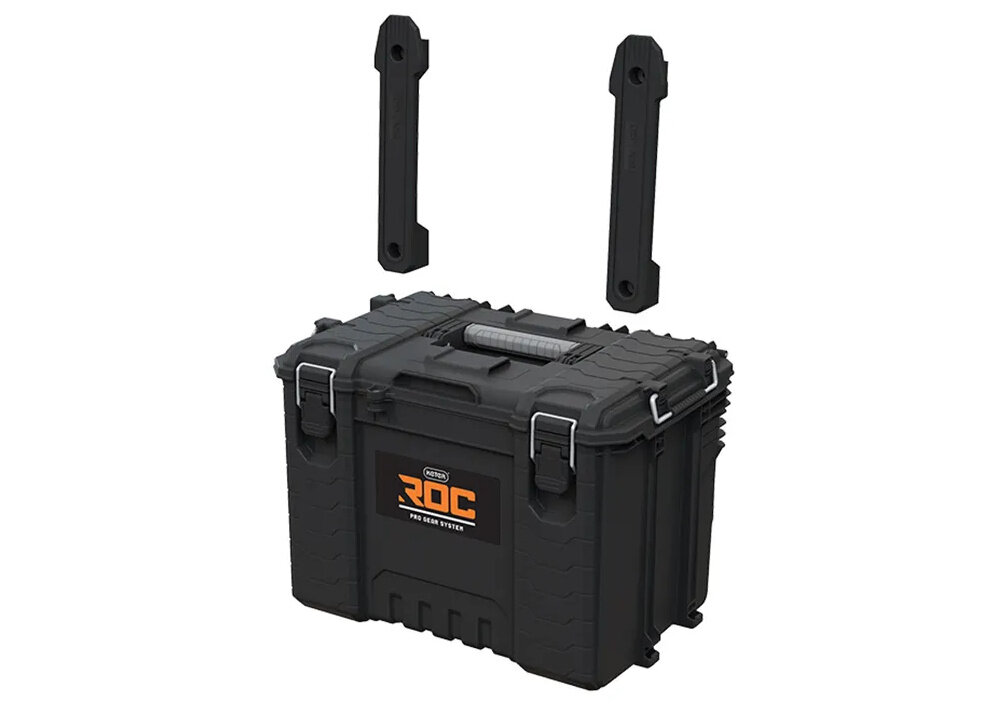 Skrzynka narzędziowa KETER Roc Pro Gear 17211901 pomieszczenie drewniana ściana skrzynka zawieszona na ścianie obok osoba waga około 5,5 kg wymiary 56,5 x 41,3 x 37,5 cm lekka i łatwa w przenoszeniu pojemność do 57,5 l ładowność do 72 kg