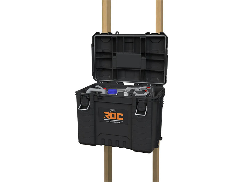 Skrzynka narzędziowa KETER Roc Pro Gear 17211901 otwarta skrzynka na białym tle widoczna od przodu pod skosem widoczne prowadnice do zawieszenia na ścianie uchwyt Pro Mount XS zawieszenie skrzynki na ścianie ergonomia pracy szybki dostęp