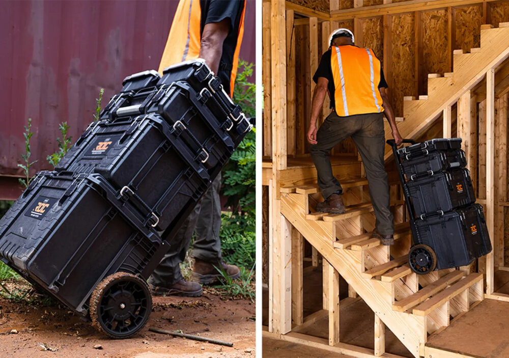 Skrzynka narzędziowa KETER Roc Pro Gear 17211901 dwa ujęcia pomieszczenie skrzynka ułożona na stosie skrzynek osoba wciąga stos skrzynek po schodach obok osoba ciągnie stos skrzynek po drodze możliwość łączenia ze wszystkimi skrzynkami należącymi do linii Pro Gear 1.0 oraz ROC Pro Gear 2.0 większe systemy przechowywania