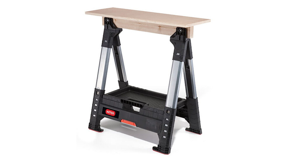 Stojak KETER Lumber Jack ROC Pro Gear rozłożony stojak na białym tle widoczny od przodu pod skosem standardowy kawałek drewna 2 cala x 4 cala tworzenie spersonalizowanego obszaru roboczego dostosować przestrzeń do własnych potrzeb tworzenie wygodnej podpory do precyzyjnych prac