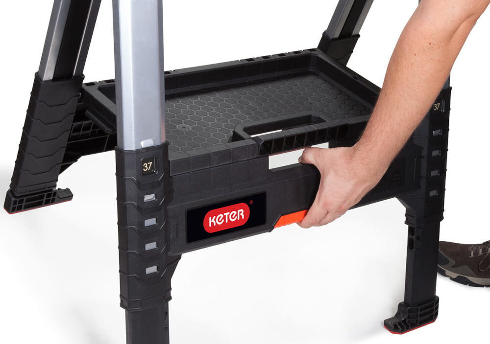 Stojak KETER Lumber Jack ROC Pro Gear białe tło zbliżenie na dolną półkę dolna półka na narzędzia o nośności do 23 kg ergonomia pracy porządek na stanowisku