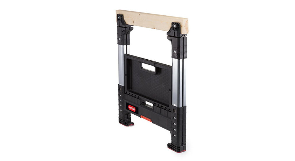 Stojak KETER Lumber Jack ROC Pro Gear złożony stojak na białym tle widoczny od przodu pod skosem można złożyć na płasko waga około 7,2 kg składana konstrukcja mobilność i komfort