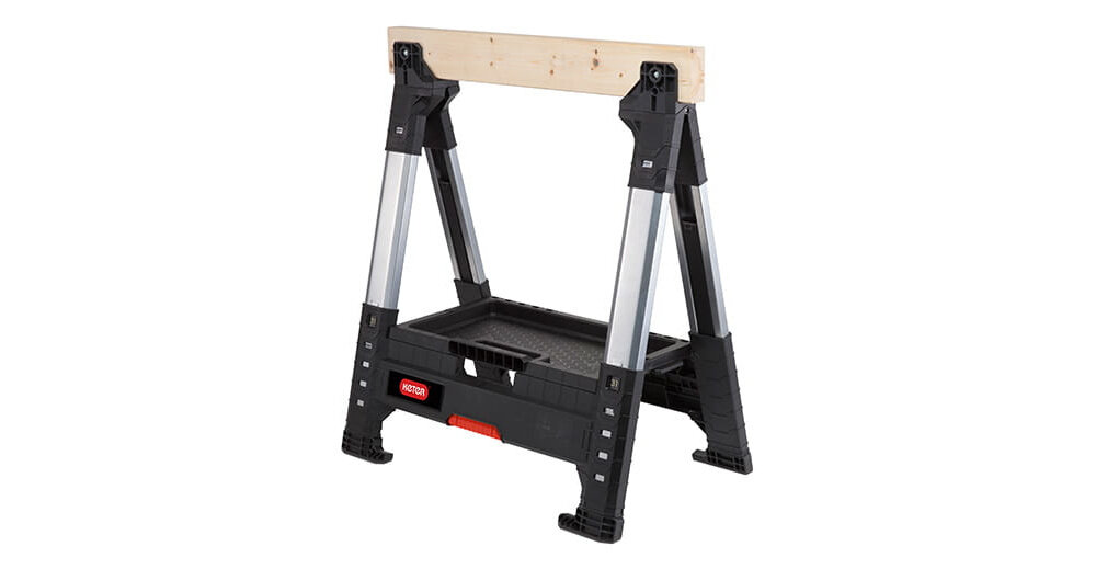 Stojak KETER Lumber Jack ROC Pro Gear rozłożony stojak na białym tle widoczny od przodu pod skosem wymiary 71 x 6,9 x 82 cm solidne wykonanie regulowane nogi stabilność przy pracy z ciężkimi elementami ergonomiczna konstrukcja