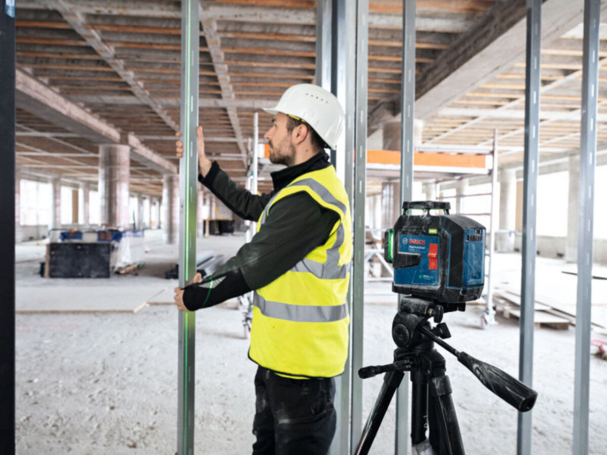 Laser liniowy BOSCH Professional GLL 80-33 G 0601065501, IP65, obudowa, ochrona, solidny, Pionowanie profili metalowych laserem Bosch na statywie