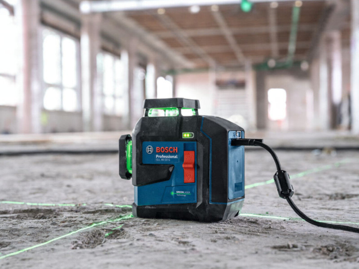 Laser liniowy BOSCH Professional GLL 80-33 G 0601065501, zasilanie, baterie, zasięg, akumulator, Laser Bosch GLL 80-33 G na budowie ładowany przez USB-C