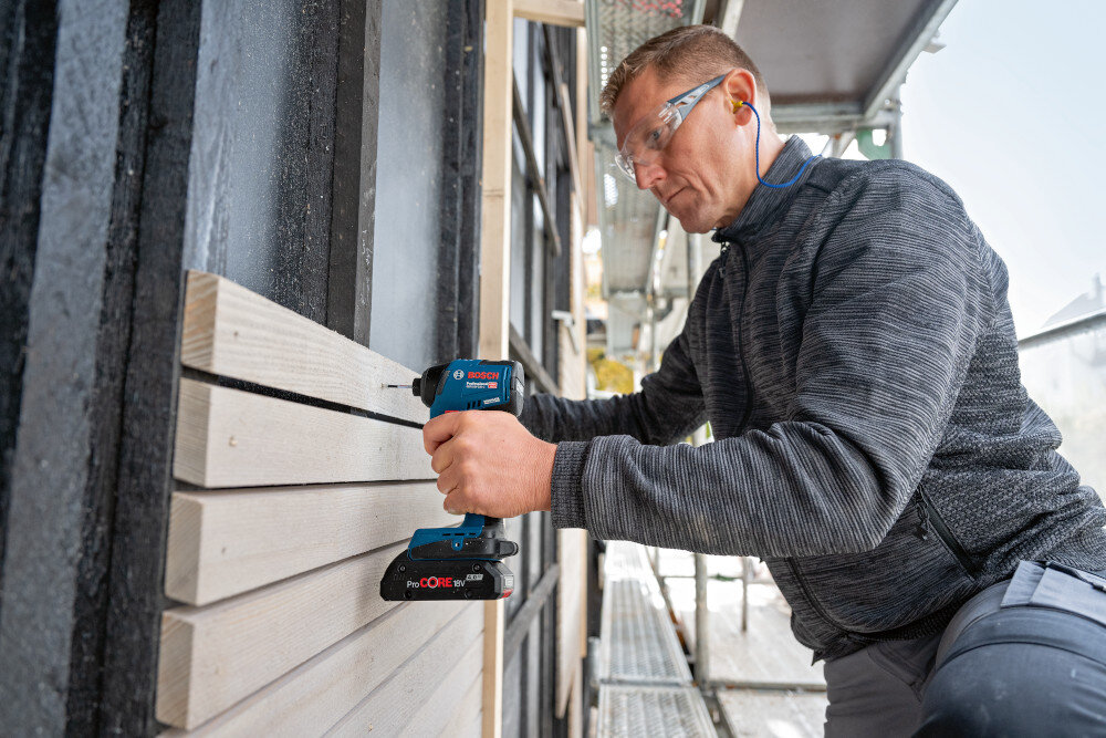 Klucz udarowy BOSCH Professional GDR 18V-220 C 06019L6000 budynek osoba przykręca drewniane deski do ściany budynku wydajność do montażu do serwisu wszechstronne zastosowanie