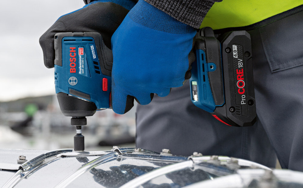 Klucz udarowy BOSCH Professional GDR 18V-220 C 06019L6000 metalowa rura osoba przykręca śrubę do rury rozmazane tło silnik bezszczotkowy ogranicza straty energii i nagrzewanie dłuższy czas pracy na jednym akumulatorze rzadsze przerwy serwisowe i stabilną moc obudowa przekładni wykonana w całości z metalu zwiększa odporność na uszkodzenia mechaniczne i wydłuża żywotność narzędzia