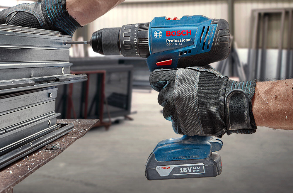 Wiertarko-wkrętarka BOSCH Professional GSB 183-LI 06019K9100 warsztat osoba używa wiertarko-wkrętarki elektroniczne funkcje chronią silnik przed przeciążeniem i przegrzaniem wydłużają żywotność akumulatora zmniejsza się ryzyko awarii i przestojów