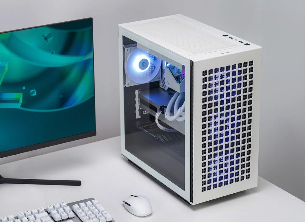 Obudowa DEEPCOOL CH370 Widok pod kątem na obudowę komputerową z przeszklonym bokiem, wewnątrz której widoczne są podświetlone na kolorowo komponenty, w tym duży układ chłodzenia procesora i karta graficzna z napisem SUPRIM