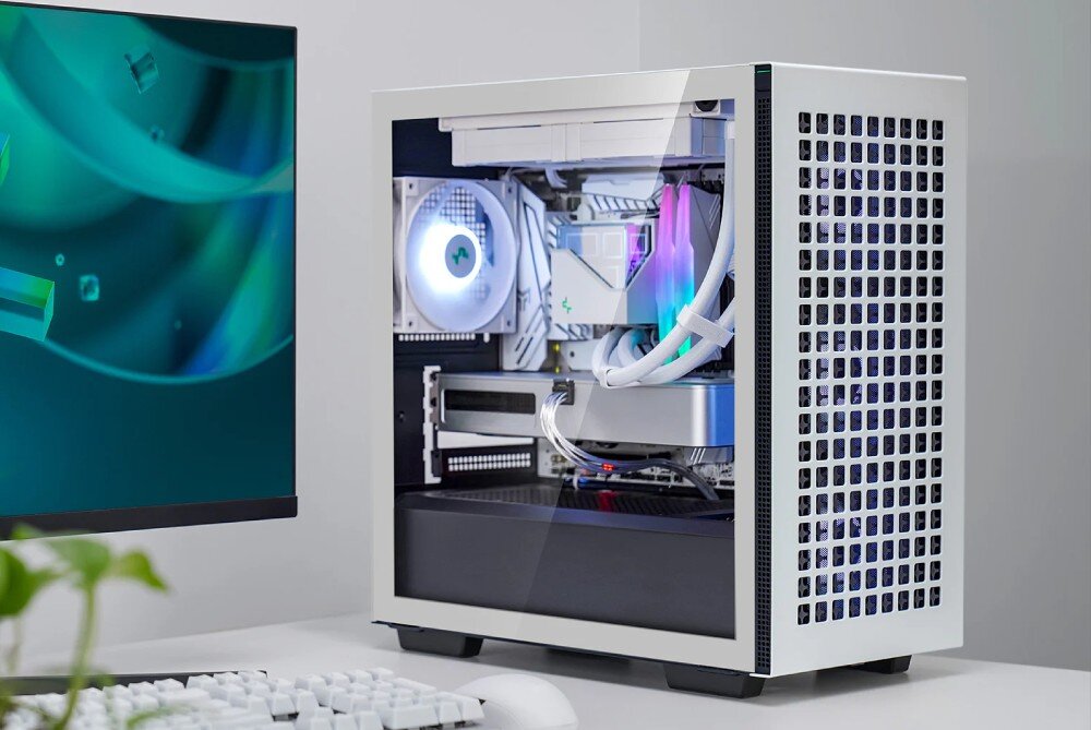 Obudowa DEEPCOOL CH370 Spojrzenie z góry na obudowę komputerową stojącą na biurku obok monitora, prezentujące perforowany przód oraz górny panel z przyciskami i złączami