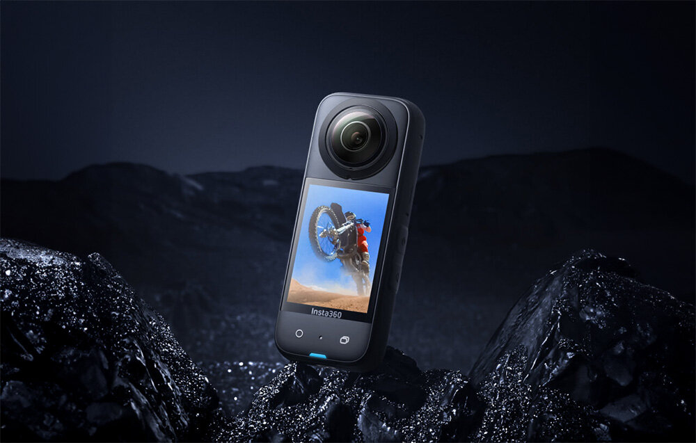 Kamera sferyczna 360 INSTA360 X3 - widok kamerki na tle - ujecia kamera nagrywanie niezwykla perspektywa