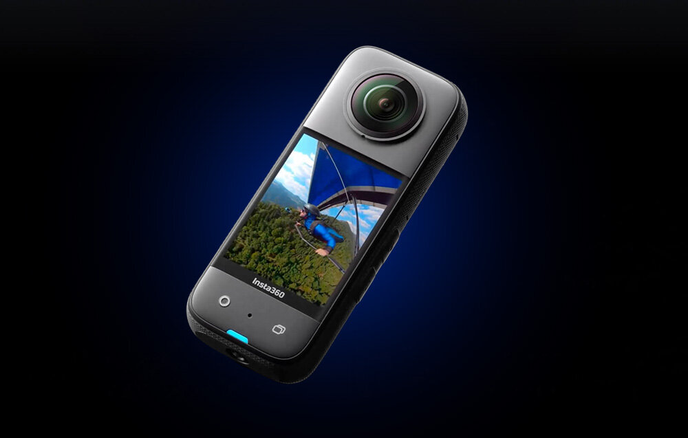 Kamera sferyczna 360 INSTA360 X3 - kamerka trzymana w rece z widokiem na wyswietlaczu - stabilizacja obraz ujecia kadry technologie active hdr 360 stopni