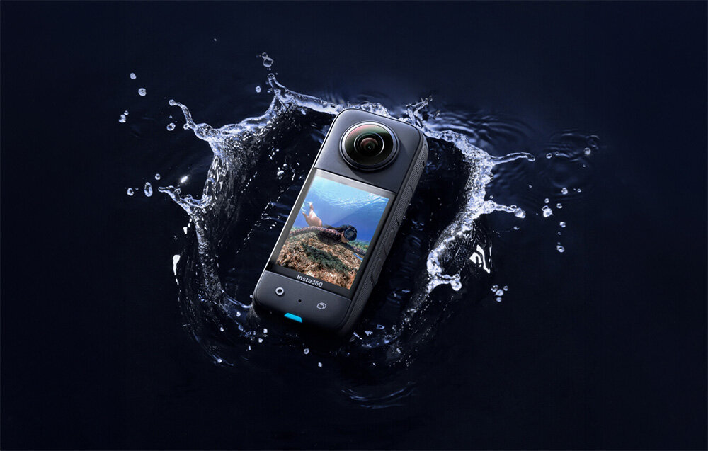 Kamera sferyczna 360 INSTA360 X3 - kamerka trzymana w rece z widokiem na wyswietlaczu - odpornosc woda