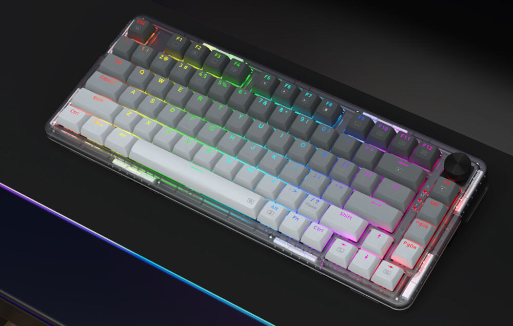 Klawiatura REDRAGON K673GG-RGB-PRO Ucal Pro szybka wymiana przełączników dzięki technologii TRUE HOT-SWAP kompatybilność z większością dostępnych na rynku przełączników 3 i 5 pinowych możliwość personalizacji klawiatury produkt leżący na czarnej podkładce z podświetlonym brzegiem