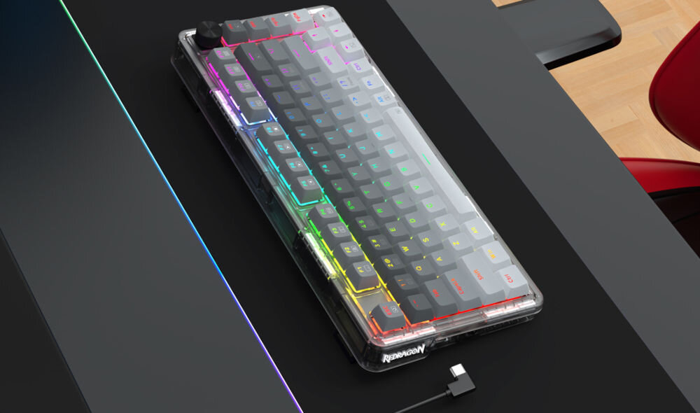 Klawiatura REDRAGON K673GG-RGB-PRO Ucal Pro wszechstronność połączeń dzięki trzem różnym trybom połączenia - tryb bezprzewodowy 2,4 GHz, Bluetooth, przewodowy za pomocą odłączanego kabla USB-A / USB-C o długości 1,5 m (przewód w zestawie)
wbudowany akumulator o pojemności 3000 mAh oferujący do 45 godzin pracy bez potrzeby ładowania przy wyłączonym podświetleniu produkt leżący na czarnej podkładce z podświetlonym brzegiem przewód USB-C