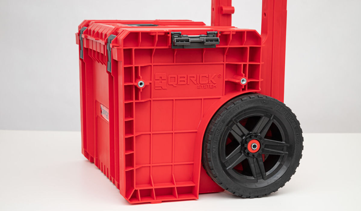 Skrzynia na narzędzia QBRICK Pro Cart 2.0 Plus Red Ultra HD 9-calowe koła pokryte solidną warstwą gumy szerokość 6 cm
