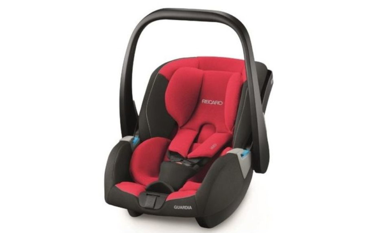 RECARO Guardia 4,1 kg Ergonomiczny uchwyt przestrzeń między daszkiem a uchwytem - fotelik w kolorze czerwonym na białym tle