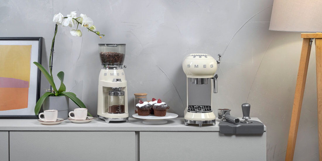 Młynek do kawy SMEG CGF11CREU Aromat wspierany technologią Korpus z odlewanego ciśnieniowo aluminium stożkowy młynek ze stali nierdzewnej   Wyjmowany młynek  czyszczenie ułatwienie