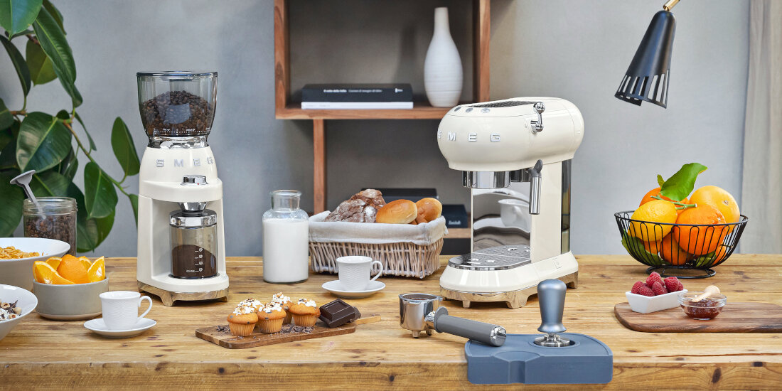 Młynek do kawy SMEG CGF11CREU do różnych metod parzenia Regulacja grubości mielenia w ekspresach kolbowych, przelewowych, kawiarkach moka i French pressach