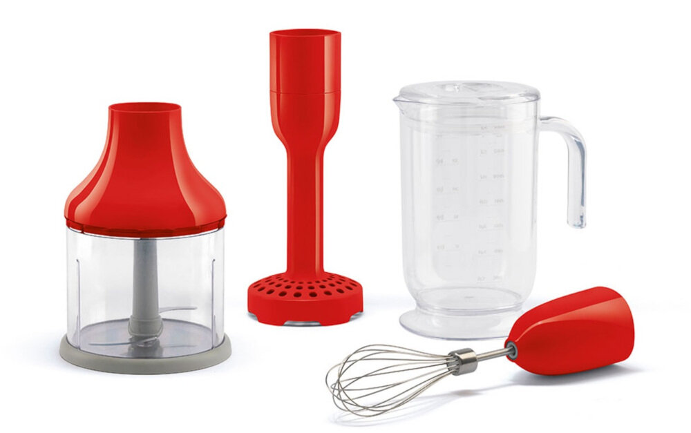 Zestaw akcesoriów SMEG HBAC11RD Do zadań specjalnych blendować, siekać, rozdrabniać i ubijać zupy, purée, sosy czy desery Wytrzymałe materiały bez BPA mycie  w zmywarce stylistyka inspirowana latami 50.