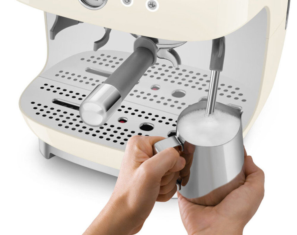 Ekspres SMEG EGF03CREU Kremowa pianka Dysza do spieniania mleka cappuccino i latte o aksamitnej strukturze