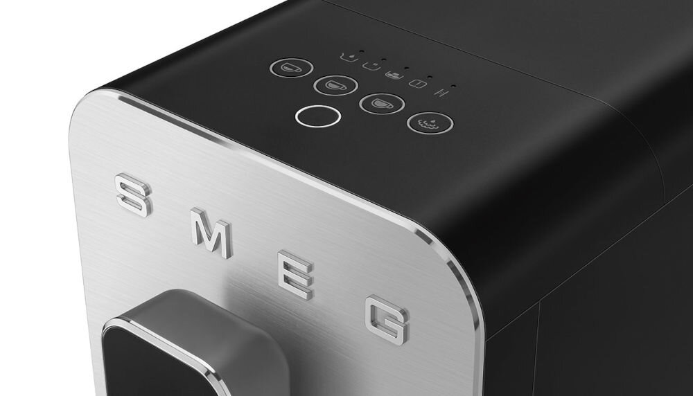 Ekspres SMEG BCC12BLMEU szeroki wybór napojów kawowych jeden przycisk białe podświetlanie menu risretto espresso kawa gorąca woda pomarańczowe menu lżejsze wersje risretto i espresso caffe lungo funkcja pary idealny napój dla siebie