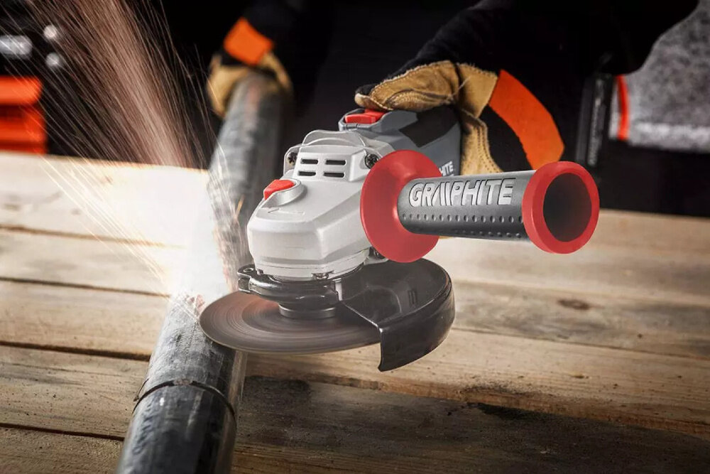 Szlifierka kątowa GRAPHITE 58GE142 bezszczotkowa Energy + osoba trzyma szlifierkę w dłoni tnie metalową rurkę dla elektryków hydraulików inżynierów majsterkowiczów precyzyjne cięcie i szlifowanie certyfikat CE zgodność z europejskimi normami bezpieczeństwa i jakości stopień ochrony IPX0 do użytku w suchym środowisku