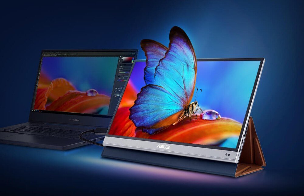 Monitor ASUS ZenScreen MQ16AHE Laptop połączony przewodem z przenośnym monitorem wyświetlającym obraz niebieskiego motyla siedzącego na czerwonym płatku, opis