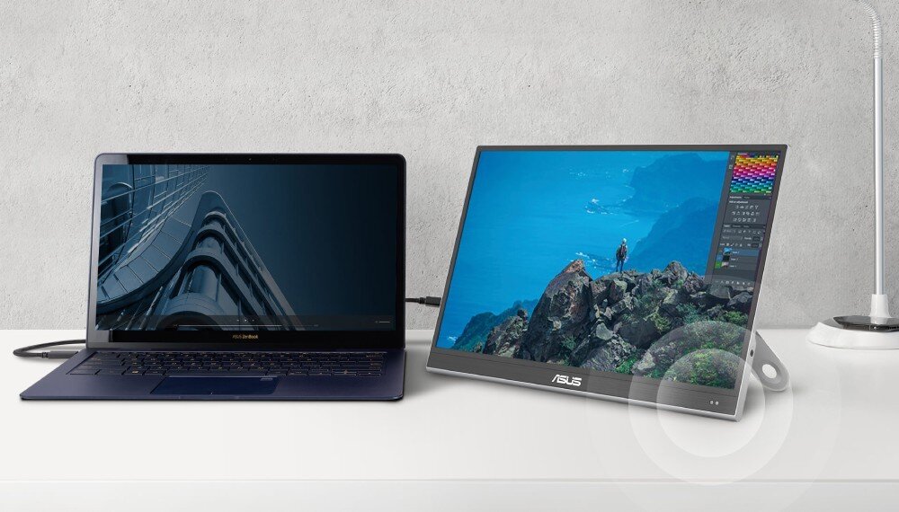 Monitor ASUS ZenScreen MQ16AHE Laptop połączony z przenośnym monitorem wyświetlającym zdjęcie osoby stojącej na skałach przy wybrzeżu, czujnik obecności