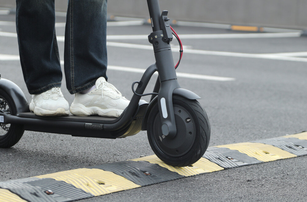 Hulajnoga elektryczna NAVEE V50 50 km 350W 10—Czarny silnik moc 350 W predkosc do 20 km/h pokonywanie wzniesien o nachyleniu terenu do 20%