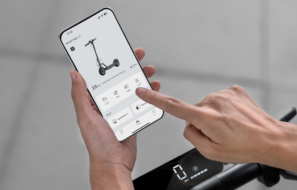 Hulajnoga elektryczna NAVEE N65I 65 km 450W 10.5—Czarny osoba trzyma telefon z włączoną aplikacją moduł Bluetooth aplikacja NAVEE App na systemy Android i iOS aplikacja Find Me na systemy iOS śledzenie pojazdu