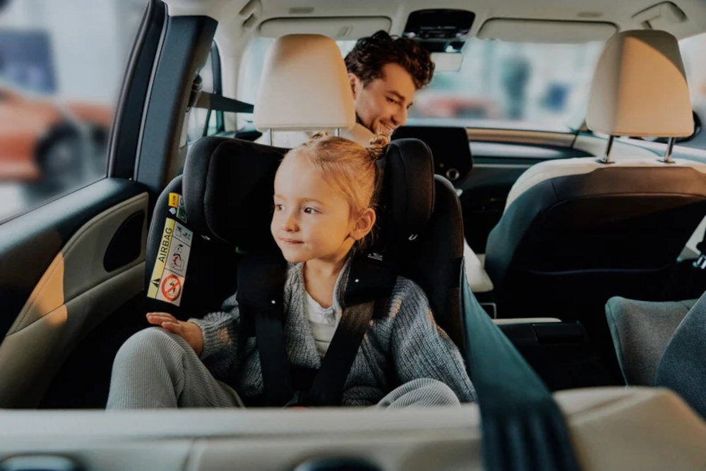 Fotelik samochodowy LIONELO Brave i-Size (0-36 kg) Czarny norma i-Size wysoki standard bezpieczeństwo certyfikat testy zderzeniowe niezawodność