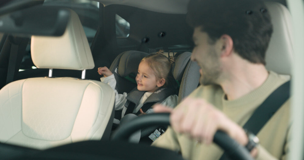 Fotelik samochodowy LIONELO Bastiaan One i-Size (0-36 kg) Czarny komfort dziecko siedzisko pokrycie pianka EPE Regulacja wewnętrznych pasów ochronne nakładki