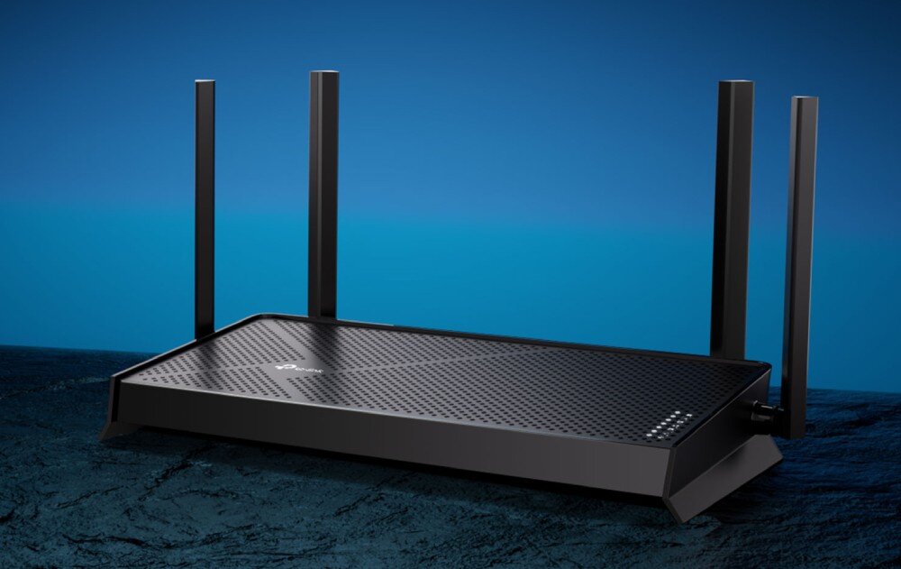 Router TP-LINK Archer BE230 Router widziany od góry i z przodu, z czterema pionowymi antenami. Ma czarną, płaską obudowę z perforowaną powierzchnią. W tle niebieskie tło gradientowe, opis