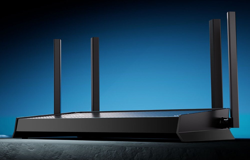 Router TP-LINK Archer BE230 Widok routera z boku, z perspektywy dolnej. Widoczne są cztery pionowe anteny oraz minimalistyczna konstrukcja urządzenia na ciemnym, kontrastującym tle, standard Wi-Fi 7, technologia Multi-Link, działanie