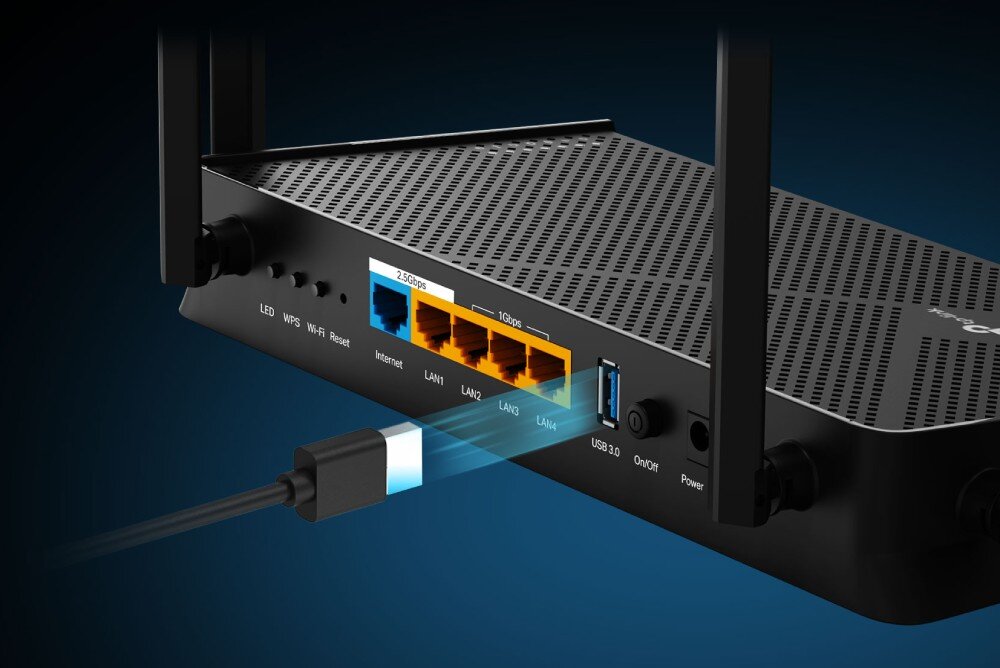 Router TP-LINK Archer BE230 Zbliżenie tylnej części routera z widocznym podłączeniem przewodu USB-A 3.0, port, dysk sieciowy