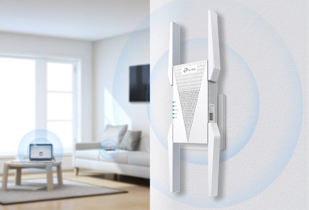 Wzmacniacz TP-LINK RE815XE Urządzenie z czterema antenami wpięte do kontaktu na tle rozmytego salonu z laptopem na stoliku, wokół sprzętów widoczne są rozchodzące się fale, opis