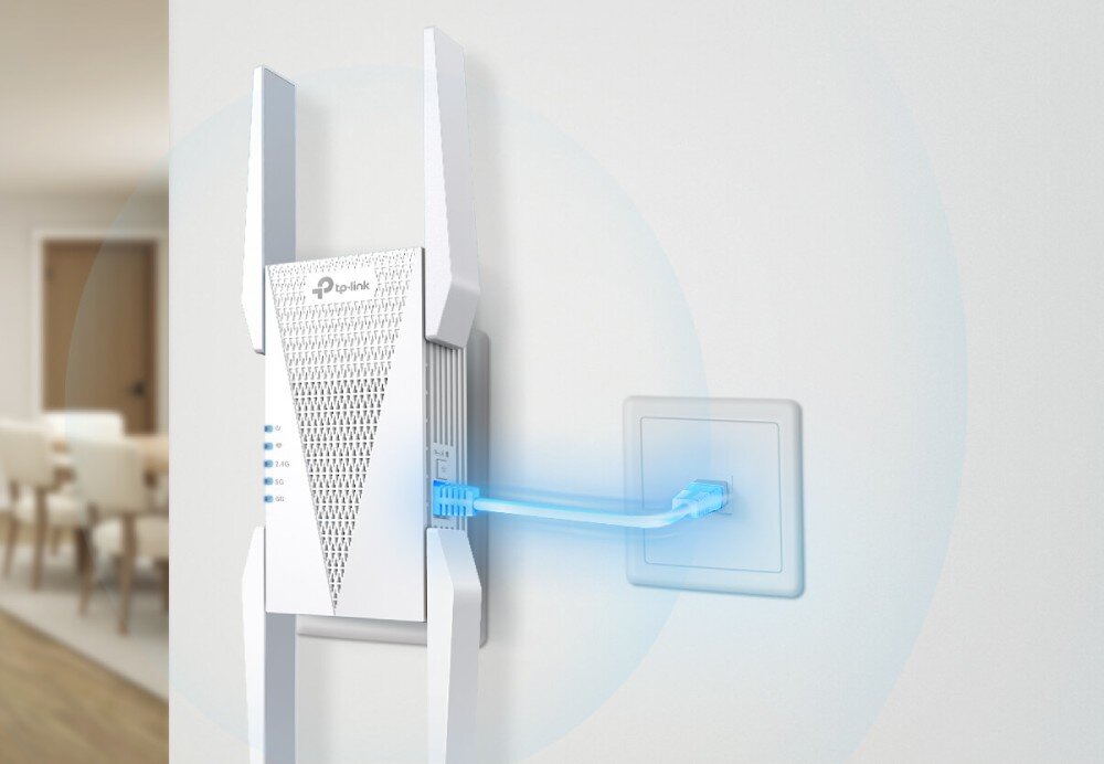 Wzmacniacz TP-LINK RE815XE Urządzenie zamontowane w gniazdku ściennym, połączone świecącym na niebiesko kablem sieciowym Ethernet z drugim gniazdem znajdującym się obok w ścianie, port Ethernet, podłączenie