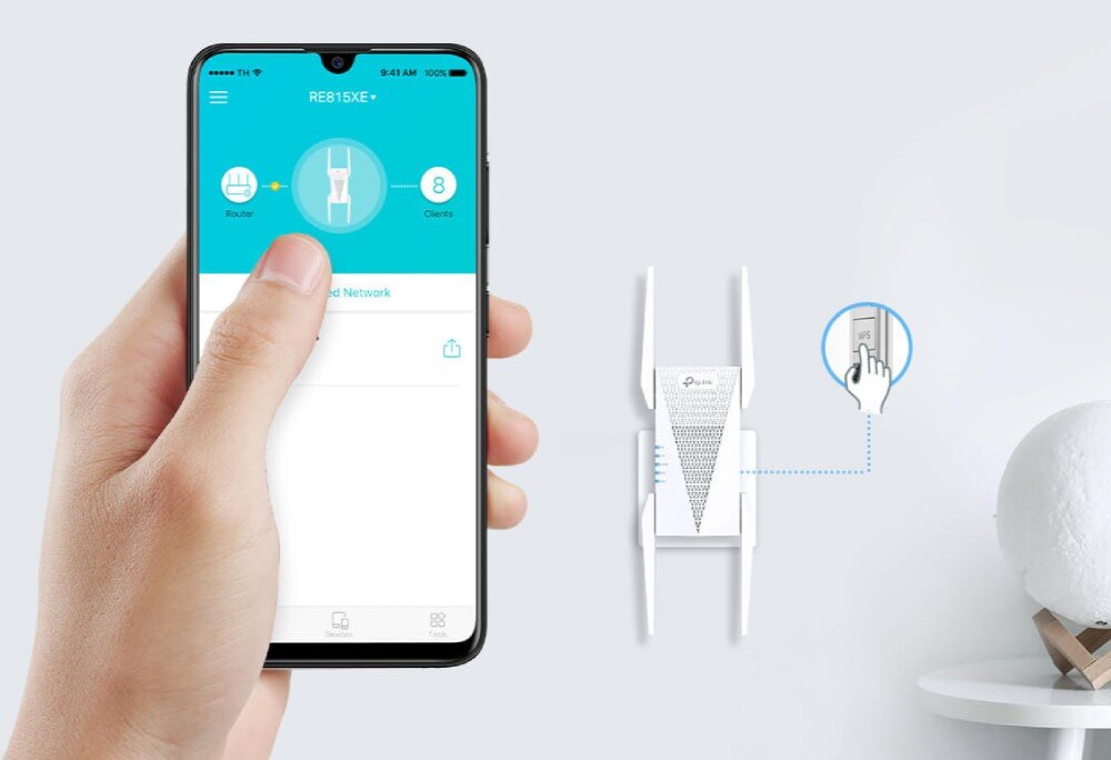 Wzmacniacz TP-LINK RE815XE Dłoń trzymająca smartfon z uruchomioną aplikacją sterującą, w tle widoczne urządzenie na ścianie oraz grafika z dłonią wciskającą przycisk 'WPS', aplikacja, zarządzanie, szyfrowanie