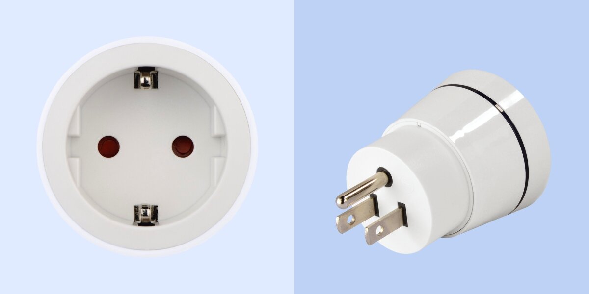 Adapter podróżny HAMA Core 223432 Europa - USA adapter ukazany w dwóch płaszczyznach od przodu i z boku niewielki design praktyczny biała designerska obudowa z niebieskim wskaźnikiem LED informuje o stanie urządzenia