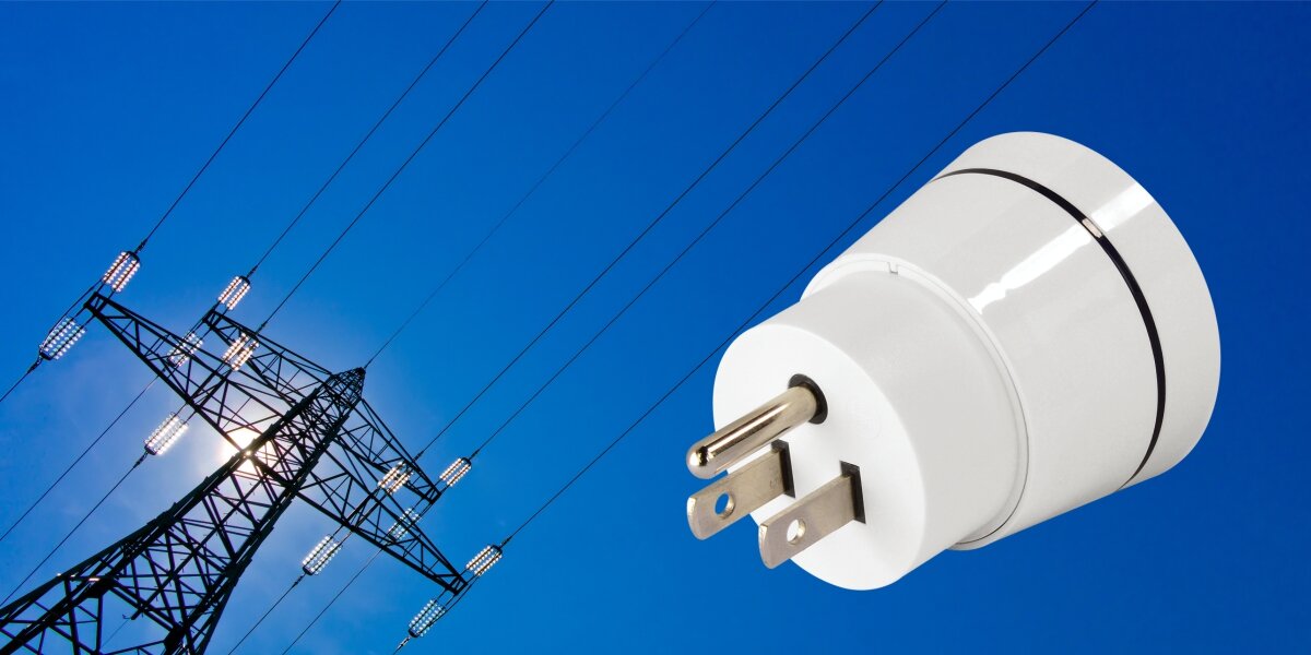 Adapter podróżny HAMA Core 223432 Europa - USA adapter z wieża napięciową na niebieskim tle szeroki zakres napięć dla napięć wejściowych od 100 V do 250 V wszechstronny i kompatybilny