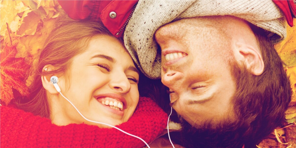 Słuchawki douszne HAMA Ocean II - Słuchaj i kontroluj, osoby słuchające muzyki przez słuchawki