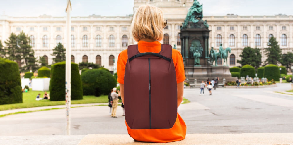 Plecak na laptopa SAMSONITE Securipak 2.0 15.6 cali bezpieczeństwo i styl,
kobieta siedząca z plecakiem założonym na plecy